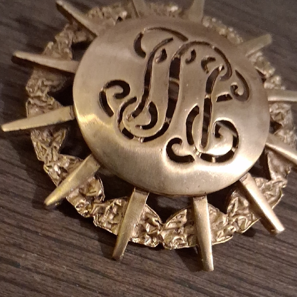 Vintage-Style Gold Tone Sunburst Monogram Brooch - Picture 4 of 6